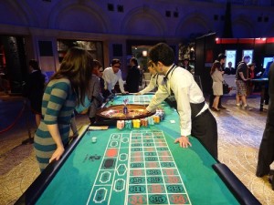 果たして日本でも〝賭けカジノ〟は導入されるのか（写真は東京都内で開催された模擬カジノのワンシーン）