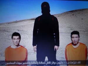 殺害予告映像（写真左が後藤健二さん、右が湯川遥菜さん）に合成疑惑が浮上した